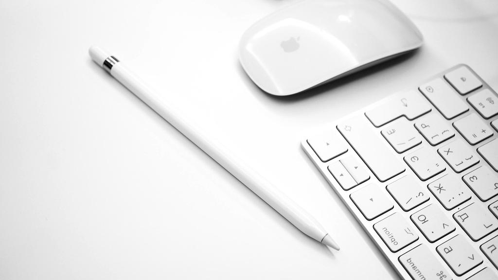 Ergonomic wireless mouse with customizable buttons